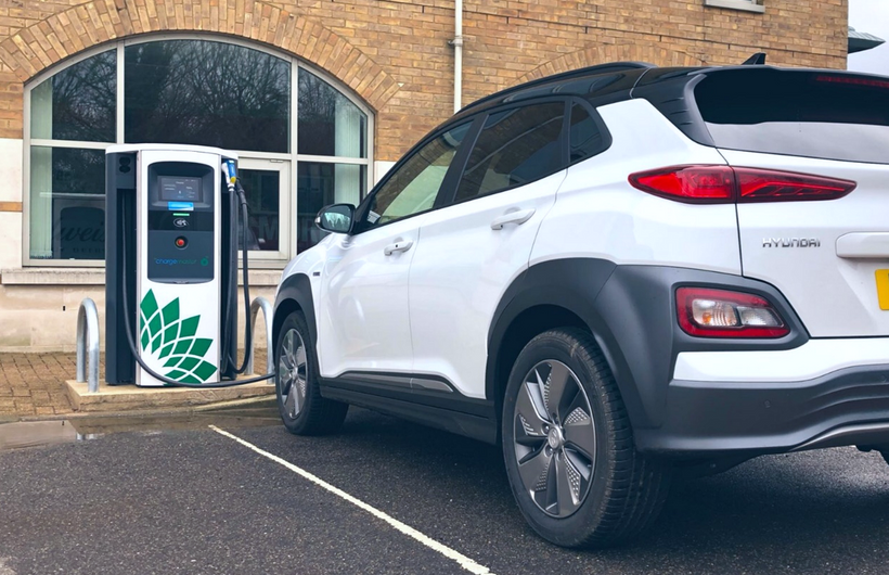 Hyundai Ioniq copnnected to bp pulse 50kW rapid charger